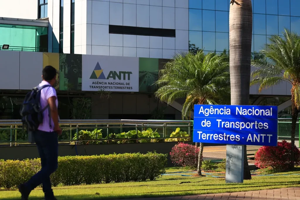 Um homem caminha em frente à sede da ANTT, agência responsável por regulamentar transportes no Brasil. (Foto: metropoles.com)
