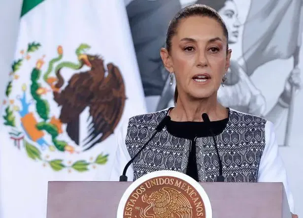 Presidente Claudia Sheinbaum discursa durante coletiva de imprensa no Palácio Nacional. (Foto: regeneracion.mx)