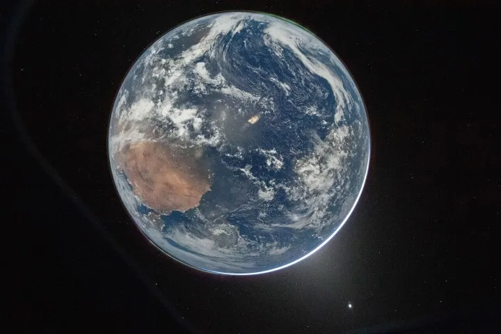 Terra vista do espaço durante a missão Artemis II, com auroras e luzes urbanas visíveis. (Foto: science.nasa.gov)