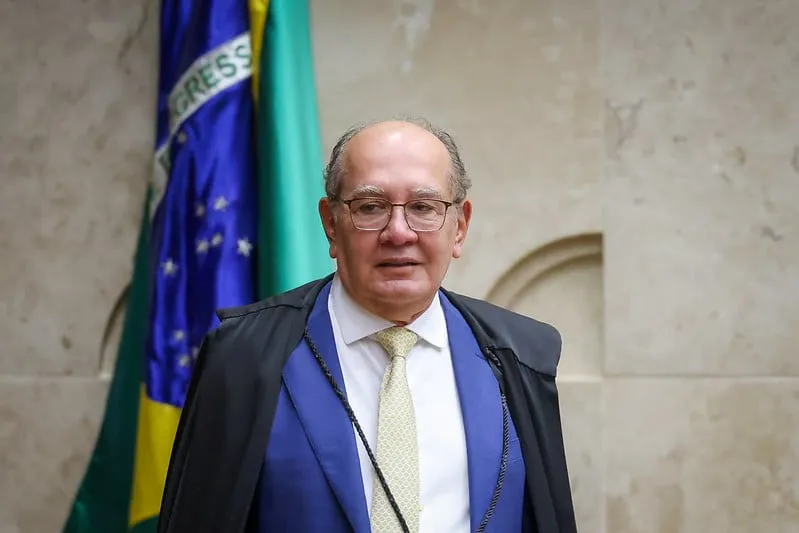 Ministro Gilmar Mendes, do STF, em frente à bandeira do Brasil. (Foto: cartacapital.com.br)