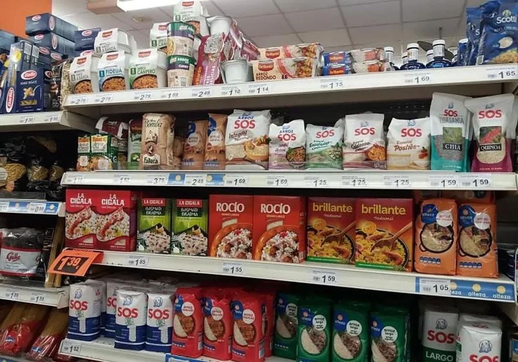Prateleiras de supermercado exibem diversos tipos de arroz e farinha de arroz em embalagens coloridas. (Foto: LASPROVINCIAS.E