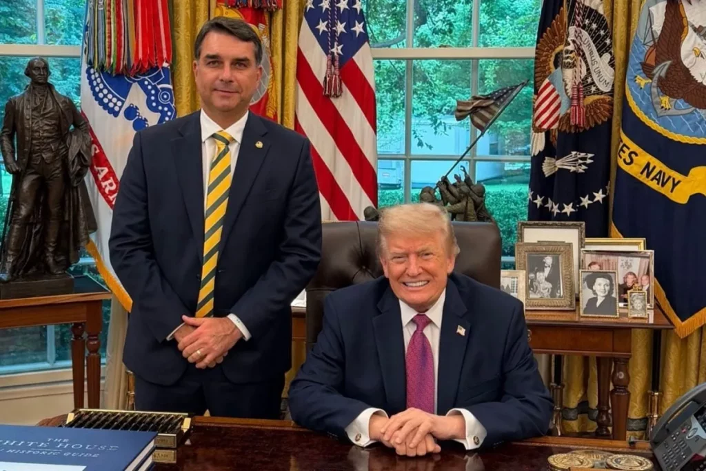 Donald Trump e Flávio Bolsonaro em reunião no escritório da Casa Branca. (Foto: cartacapital.com.br)