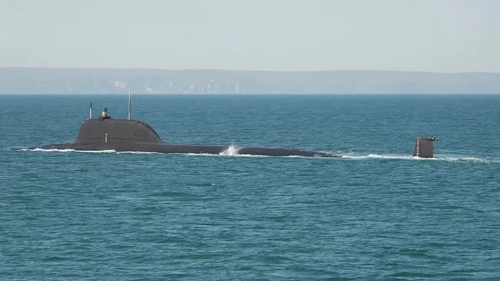 Submarino nuclear russo navega em águas abertas, com torre e periscópio visíveis. (Foto: rt.com)