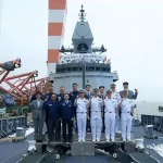 Oficiais da Marinha da Coreia do Sul posam em frente ao navio ROKS Gyeongbuk, frigata Ulsan-class Batch-III, durante cerimôni