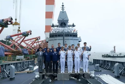Oficiais da Marinha da Coreia do Sul posam em frente ao navio ROKS Gyeongbuk, frigata Ulsan-class Batch-III, durante cerimôni