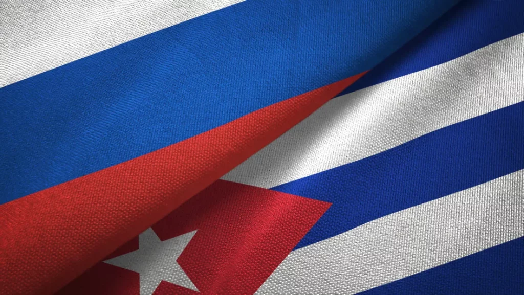 Bandeiras de Cuba e Rússia entrelaçadas, simbolizando cooperação entre os países. (Foto: actualidad.rt.com)