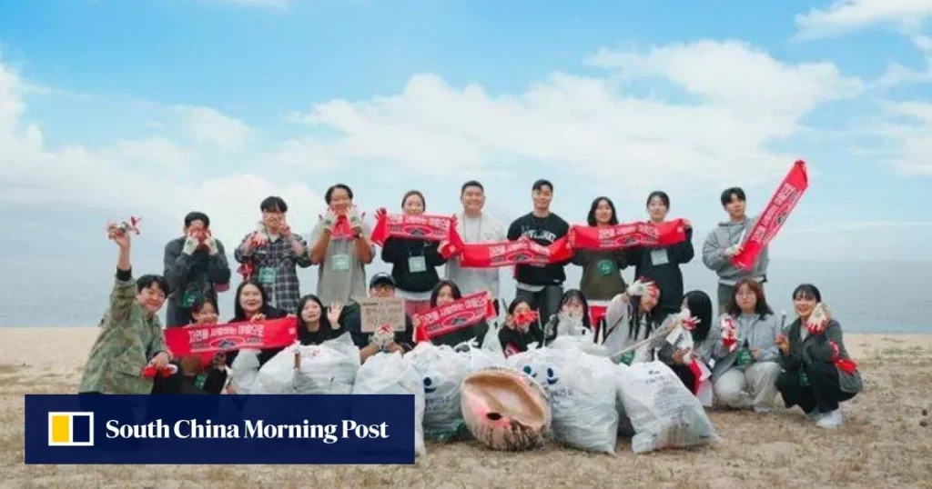 Jovens sul-coreanos realizam plogging em praia, combinando exercícios com ações ambientais para combater a ansiedade climátic
