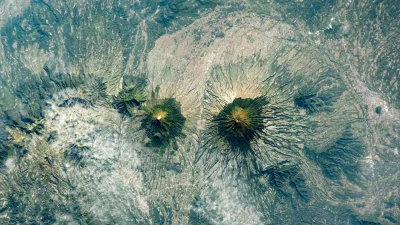 Astronauta na ISS captura vista aérea de Mount Sundoro e Mount Sumbing, vulcões gêmeos da Indonésia. (Foto: livescience.com)