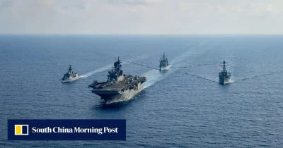 Navios militares em formação no oceano, representando diálogos sobre segurança marítima entre EUA e China.