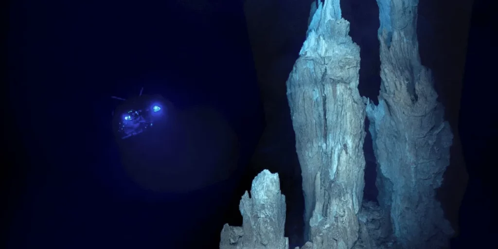 Submersível explora formações rochosas únicas em localidade descoberta no Atlântico. (Foto: indy100.com)