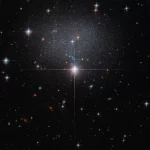 Imagem do telescópio Hubble mostrando o enxame estelar na galáxia anã irregular ESO 490-017, a 23 milhões de anos-luz da Terr