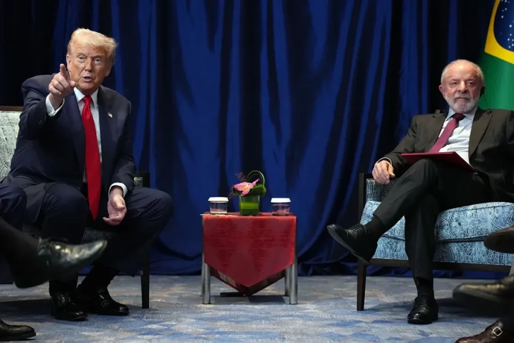 Donald Trump e Lula durante encontro em evento internacional. (Foto: metropoles.com)