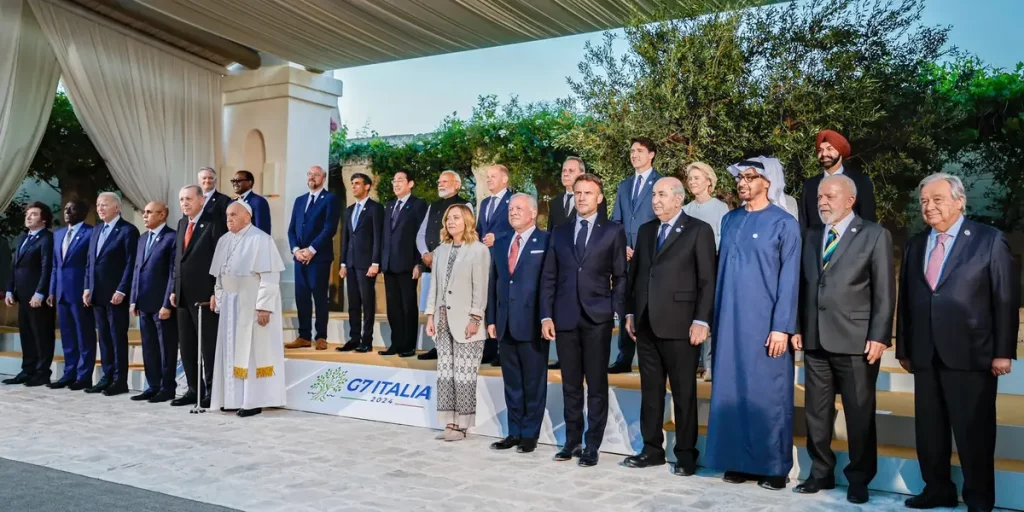 Líderes mundiais, incluindo o papa Francisco, posam durante a cúpula do G7 na Itália em 2024. (Foto: agenciabrasil.ebc.com.br