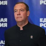 O ex-primeiro-ministro russo Dmitri Medvedev em evento oficial com pano de fundo do partido "Unida Rússia". (Foto: rt.com)