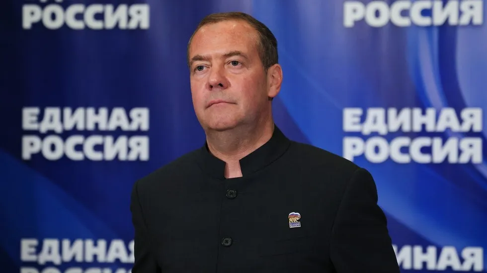 O ex-primeiro-ministro russo Dmitri Medvedev em evento oficial com pano de fundo do partido "Unida Rússia". (Foto: rt.com)