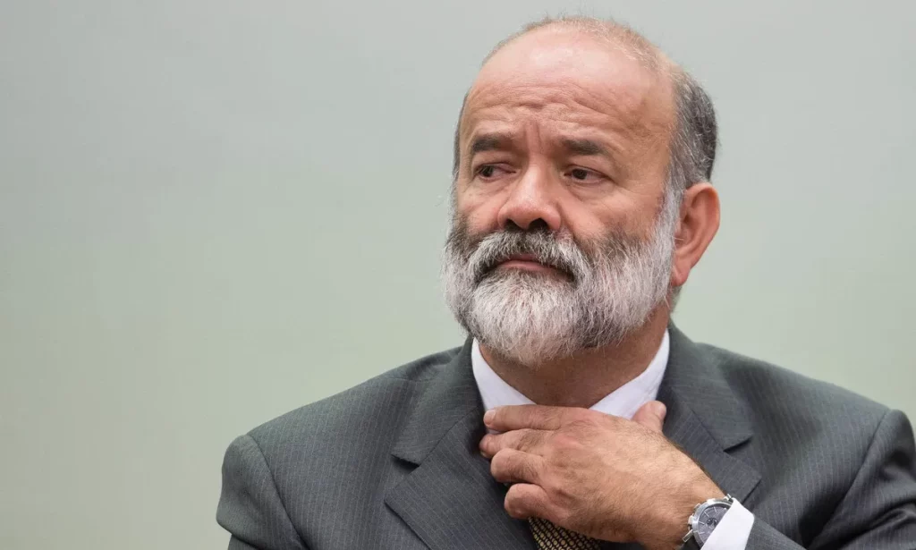 O ex-tesoureiro do PT João Vaccari ajusta a gravata durante audiência judicial. (Foto: cartacapital.com.br)