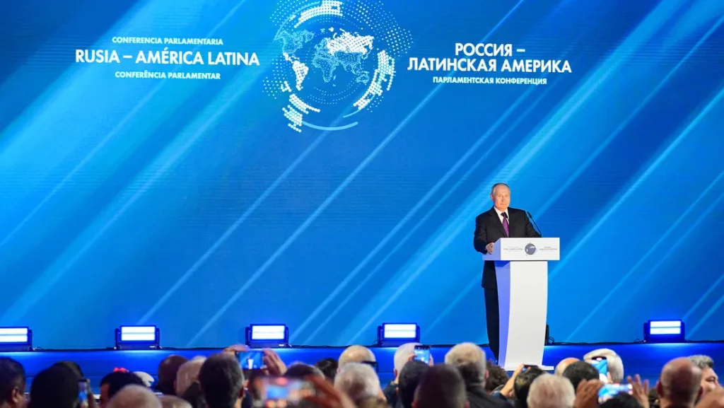 O presidente russo Vladimir Putin discursa na Conferência Parlamentar Rússia-América Latina, em evento realizado em Moscou. (