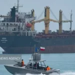 Navio iraniano patrulha próximo a porta-aviões no Estreito de Hormuz. (Foto: en.mehrnews.com)