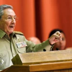 O ex-presidente Raúl Castro discursa em evento oficial, com gesto de apelo. (Foto: actualidad.rt.com)