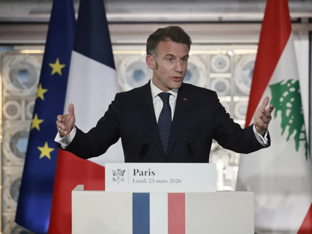 O presidente francês Emmanuel Macron discursa em Paris com bandeiras da França e do Líbano ao fundo. (Foto: aljazeera.com)