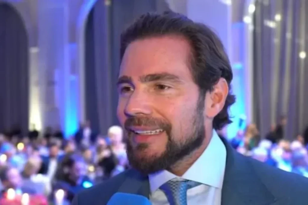 Daniel Vorcaro em evento público, sorrindo e segurando microfone. (Foto: metropoles.com)