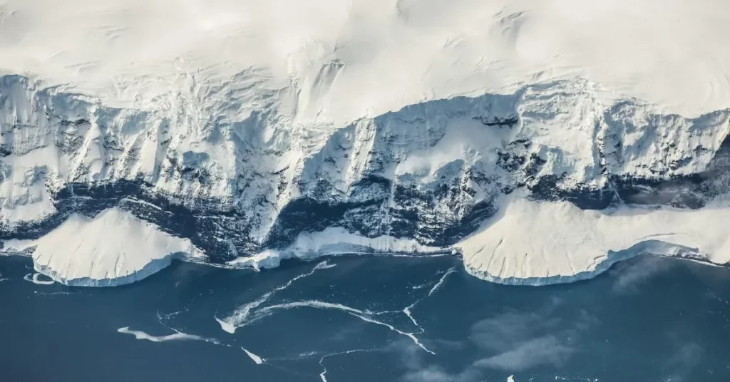 Vista aérea da costa antártica com geleiras e águas geladas. (Foto: greenmatters.com)