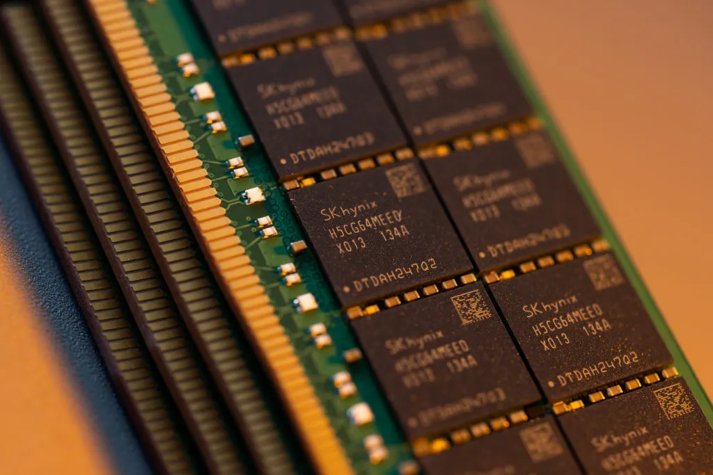 Detalhe de módulos de memória RAM em circuito eletrônico. (Foto: techcrunch.com)