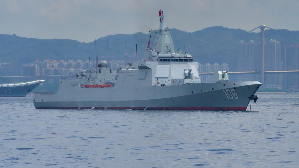 Navio de guerra chinês com bandeira nacional navega em águas costeiras próximas a Taiwan. (Foto: rt.com)
