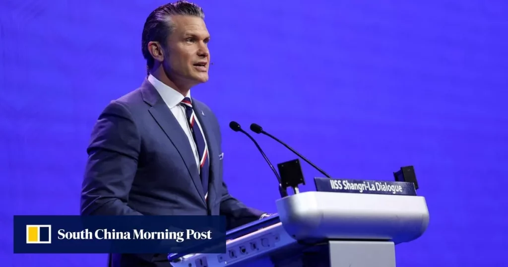 O Secretário de Defesa dos EUA, Pete Hegseth, discursa no Fórum de Defesa Shangri-La, adotando um tom mais cauteloso em relaç