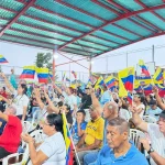 Cidadãos venezuelanos participam de evento comemorativo, acenando bandeiras nacionais. (Foto: ultimasnoticias.com.ve)