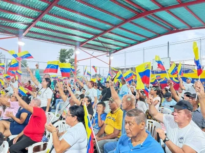 Cidadãos venezuelanos participam de evento comemorativo, acenando bandeiras nacionais. (Foto: ultimasnoticias.com.ve)