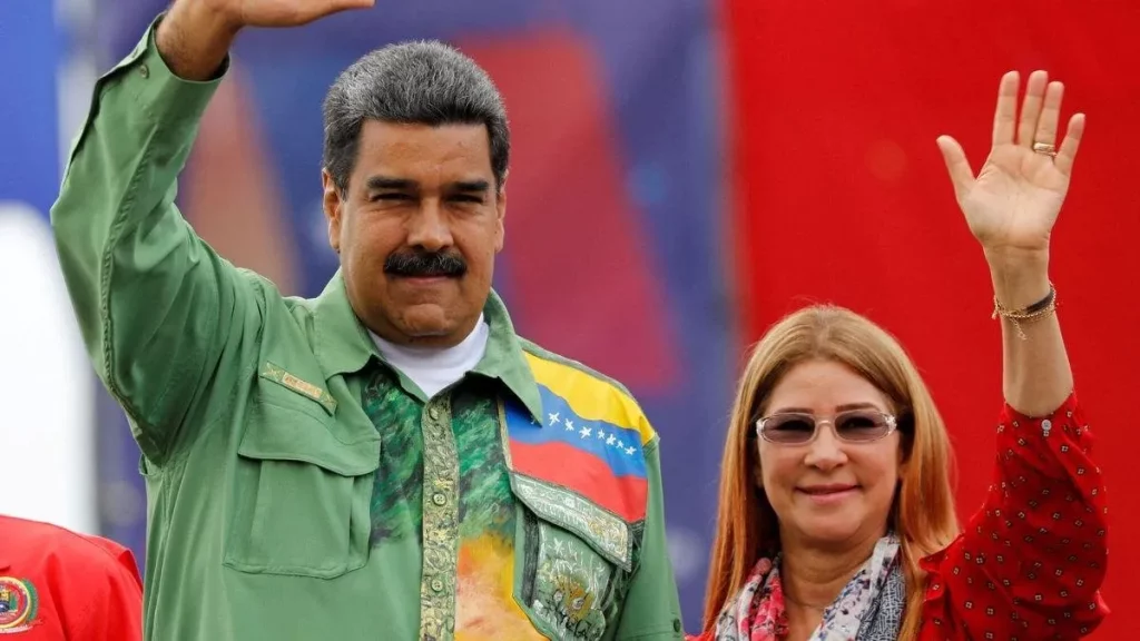 O presidente Nicolás Maduro e Cilia Flores acenam durante evento público. (Foto: nodal.am)