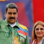 O presidente Nicolás Maduro e Cilia Flores acenam durante evento público. (Foto: nodal.am)