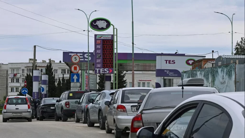 Veículos aguardam fila em posto de gasolina na região de Luhansk, onde o abastecimento de combustível está restrito. (Foto: t