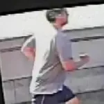 Homem suspeito é fotografado em monitor, retratando o 'Putney pusher' investigado no caso de 2017. (Foto: www.hindustantimes.