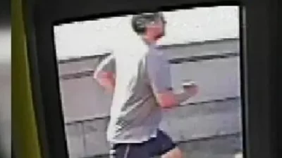 Homem suspeito é fotografado em monitor, retratando o 'Putney pusher' investigado no caso de 2017. (Foto: www.hindustantimes.