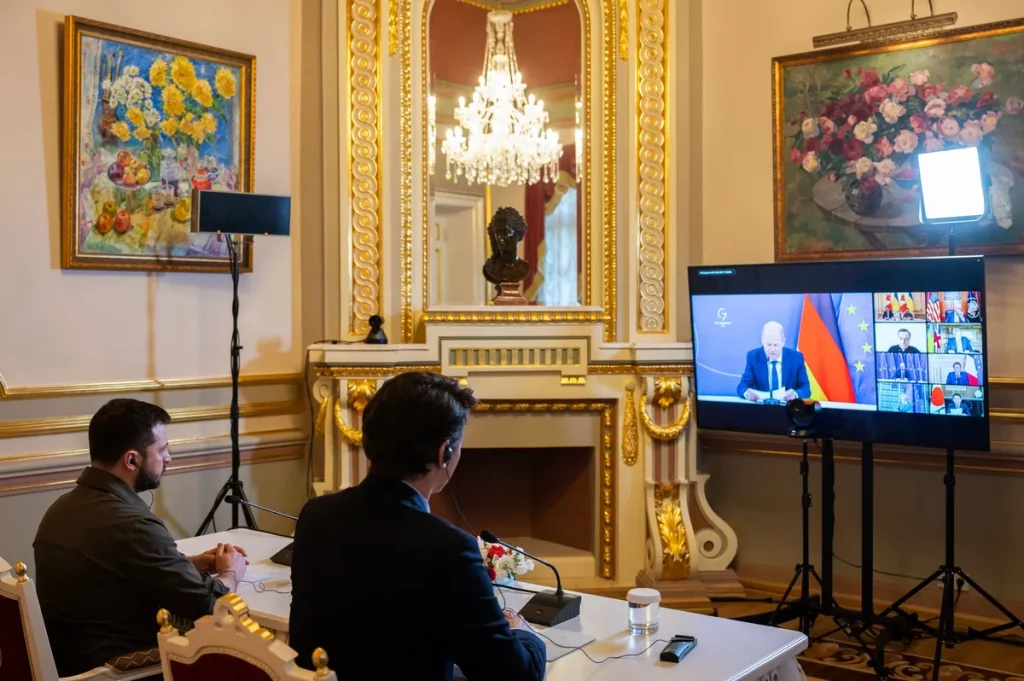Volodymyr Zelensky participa de reunião virtual com líderes europeus em ambiente formal. (Foto: Wikimedia Commons)