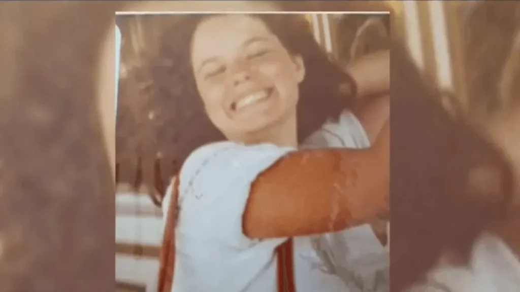 Mulher sorridente em foto de arquivo, citada no contexto do caso resolvido pela genealogia genética no rio Willamette. (Foto: