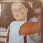 Mulher sorridente em foto de arquivo, citada no contexto do caso resolvido pela genealogia genética no rio Willamette. (Foto: