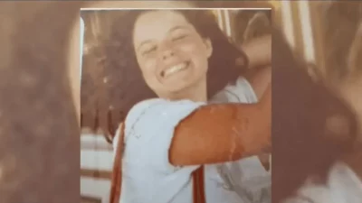 Mulher sorridente em foto de arquivo, citada no contexto do caso resolvido pela genealogia genética no rio Willamette. (Foto: