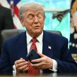 Presidente Donald Trump segura smartphone durante evento no escritório oval. (Foto: techcrunch.com)