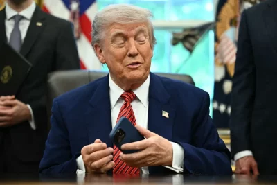 Presidente Donald Trump segura smartphone durante evento no escritório oval. (Foto: techcrunch.com)