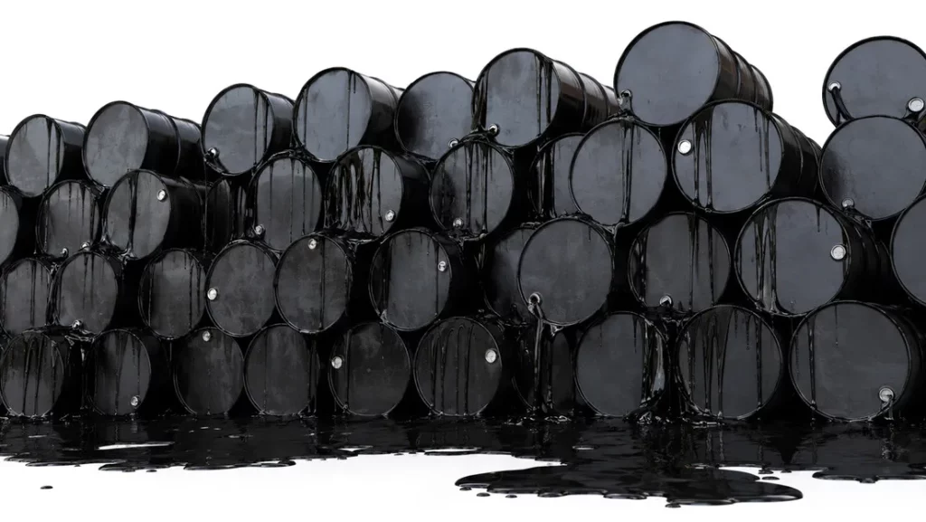 Barris de petróleo empilhados com vazamento no chão. (Foto: actualidad.rt.com)