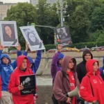 Manifestantes em Moscou seguram retratos durante protesto contra o Reino Unido, acusado de ser "patrocinador do terror". (Fot