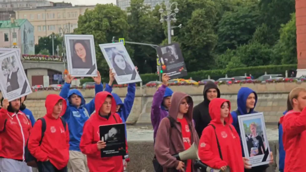 Manifestantes em Moscou seguram retratos durante protesto contra o Reino Unido, acusado de ser "patrocinador do terror". (Fot