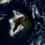 Satélite captura erupção do vulcão Kīlauea em Havaí, com jato de lava visível. (Foto: space.com)