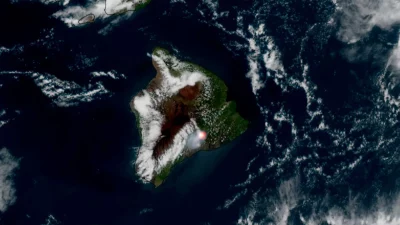 Satélite captura erupção do vulcão Kīlauea em Havaí, com jato de lava visível. (Foto: space.com)