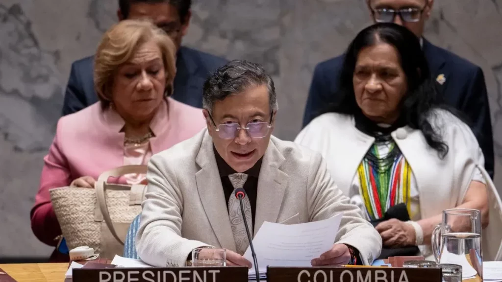 O presidente da Colômbia, Gustavo Petro, durante discurso em evento internacional. (Foto: nodal.am)