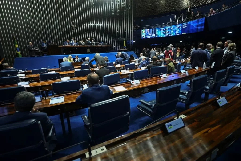 Senadores em sessão no plenário do Senado Federal, com discussões em andamento sobre a PEC 6x1. (Foto: metropoles.com)