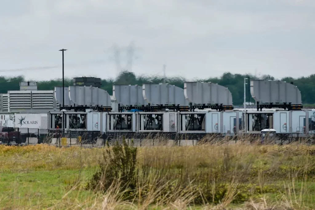 Várias unidades de geradores a gás da empresa Solaris instaladas em área externa. (Foto: techcrunch.com)